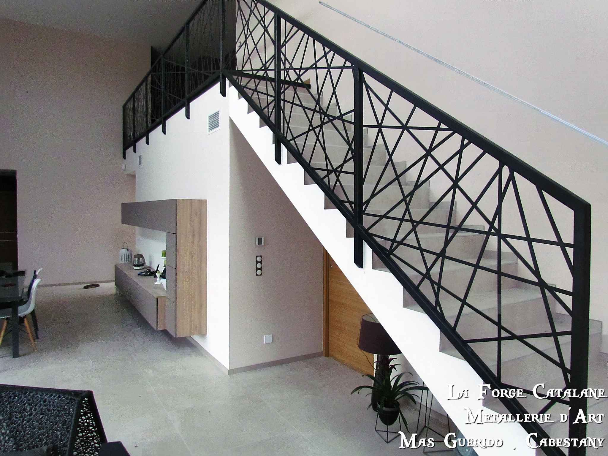 Rampant et garde corps interieur decoupe laser fils entrecroise forge catalane.jpg